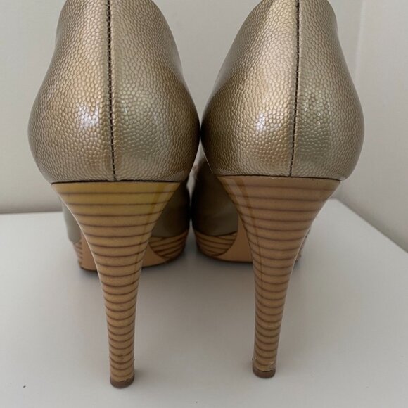 🇮🇹 Made in Italy | Salvatore Ferragamo｜Gold Leather｜Vara Bow Peep Toe Pumps - Picture 8 of 16